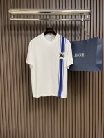 Burberry 竖条战马刺绣短袖T恤，采用平织棉，点缀马术骑士徽标刺绣，采用圆领设计，呈现修身版型。整体走线平直细腻 面料舒适柔软 颜色一致无色差 能与同款搭