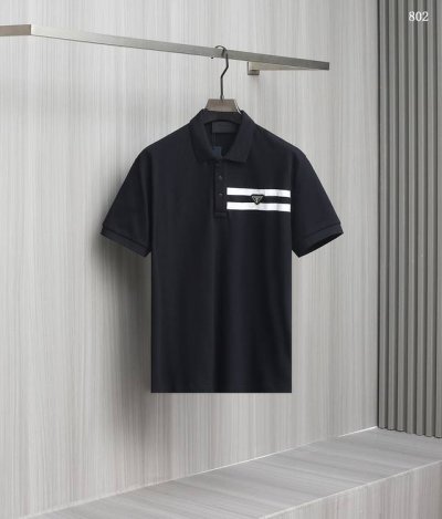 prada 普拉达2025官方春夏新款专柜同步上市男士翻领短袖polo衫，高端主线系列，珠地棉面料，面料属性皆为上乘，缔造出独一无二的面料类型。质感一流，亲肤性