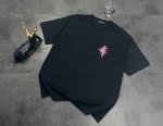100 短袖新款上新：Chrome Hearts 克罗心2025梵文十字花数码压花短！面料采用26支双纱棉260克，经过高温预缩处理高克重的短袖，触感细腻柔软，