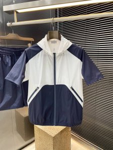 一套不拆卖 Dior- 迪奥 重磅推荐 2025春夏新品 十足腔调 上身非常的赞 超有型 绝对是吸引回头率的利器 时尚潮流套装 采用进口聚脂纤维面料 舒适度好