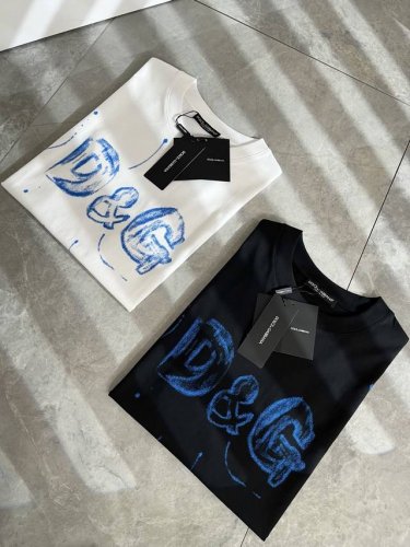 Dolce&Gabba*A 杜嘉*纳2025春夏新款男女同款短袖T恤 专柜同步发售 定制专属纯棉面料 胸前字母Logo图案印花工艺设计 简约大方 从容百搭 档次