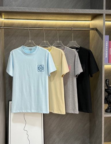 loewe罗意威同色Logo小刺绣圆领T恤 家人们 谁懂啊 罗意威今年夏季这款T恤 我愿称之为穿搭宝藏 简约版型 男女通穿 妥妥的情侣装首选 100%全棉面料