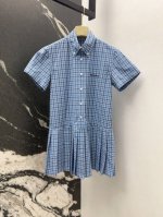 miu 25Ss 春夏新品青春知识分子风满满的蓝色格子压褶裙摆连衣裙 进口精纺色织格纹面料质感轻盈舒适 复古学院风文艺少女必入单品 定位刺绣字母Logo低调奢华