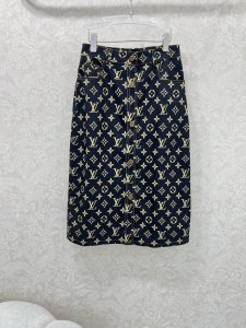 louis Vuitt*N25新款牛仔半裙 定制五金前拉链人手必备 经典印花Logo拉满春夏氛围 可辣可甜的南韩欧尼 清纯味与性感范 经典耐看简约大气 轻松分割