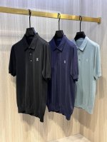 型号D-7303#，杰尼亚 2025春夏最新Z字绣标男士短袖翻领针织衫，精选针织棉质面料制成， 80支超柔长绒棉，16针密致针法，纹理清晰，紧密不易变形，质感软