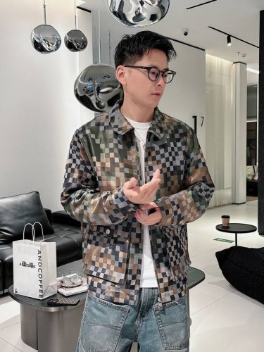 J-2215Lv25Fw 棋盘格怀旧牛仔外套这款经典牛仔夹克以标志性的3D Damier为特色，其纹理提花和“Marque L.Vuitton DéposéE”