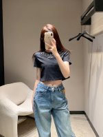Miumi* 25Ss春夏新款 水钻钉珠字母短款圆领T恤丨独家高版出品 短款Tee裁剪 凸显品牌格调 面料柔软带有弹力 短款露腰版型 呈现显瘦视觉效果 通体细腻