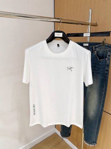 始祖鸟25Ss春夏 新品 定制蚕丝面料丝滑透气！时尚经典圆领短袖时尚单品设计，更加时尚舒适，高标准定制，上身非常有型，胸前品牌经典Logo 图案 客供辅料，客供