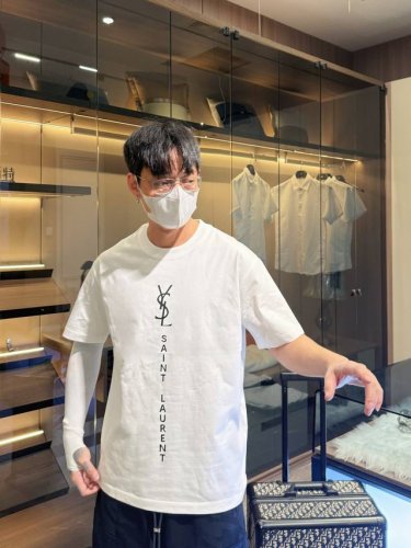 圣罗兰 三标齐全 2025夏季新款最新品短袖 专柜同步有售 原单狠货 时尚进口原版科技面料 上身舒适透气 原版定制五金辅料 上身帅气有型 三标齐全 推荐款 档次