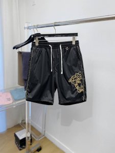 范思哲 2025夏季新款男士休闲短裤，高级定制面料透气面料 透气弹力舒适度极高，细节无可挑剔，顶级辅料配备，原版Logo设计理念，手感细腻柔软！上身版型超赞！尺