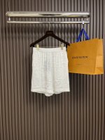 上衣 短裤 Lv 2025Ss春夏新款简素纹理夏日短袖衬衫短裤套装，采用纹理丰富的 Damoflage 提花面料塑造休闲剪裁，以开领设计彰显摩登格调。串珠刺绣