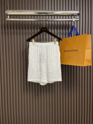 上衣 短裤 Lv 2025Ss春夏新款简素纹理夏日短袖衬衫短裤套装，采用纹理丰富的 Damoflage 提花面料塑造休闲剪裁，以开领设计彰显摩登格调。串珠刺绣