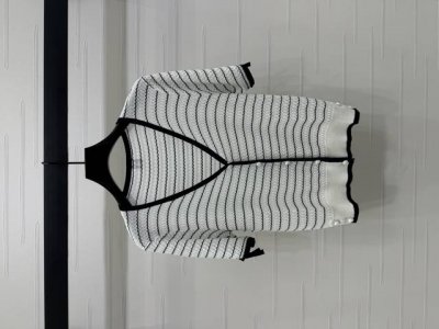 上新原单高端品质 Thom Brown* 2025春夏最新系列！条纹V领针织短袖开衫！定制丝毛纱线织造 柔软舒适 洋气显瘦 V领短袖开衫剪裁 领口恰当露肤 美化