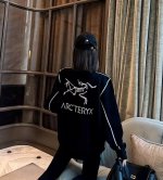 上新！ 高品质重磅款！始祖鸟 Arc'teryx春季新款撞色线条情侣款重磅圆领卫衣！宽松版型！ 定制400克高端活性黑重磅双面面料！配套420克高弹加厚螺纹！重