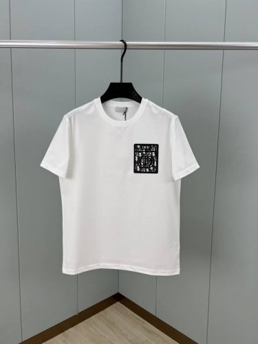 dior.迪奥 25春夏新品金属字母嵌饰贴袋标识短袖T恤，全新演绎经典单品，正面胸前贴袋突显别具一格的设计，采用定制80支双股丝光棉面料；黑色 白色 S～Xxx