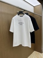 Louis Vuitton 路易威登 2025春夏新款重工刺绣短袖T恤男女同款 这款短袖T恤采用柔软纯棉面料打造，呈现舒适与挺括并存的穿着体验。正面精致绣有经典