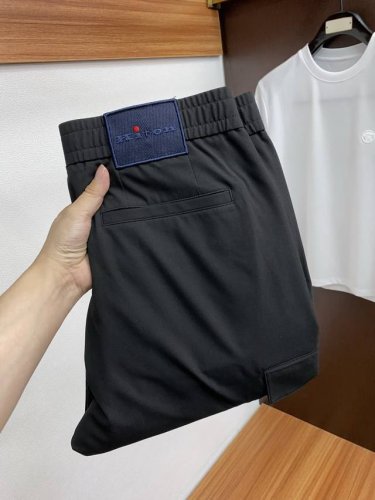 kiton 2025春夏专柜新款定制休闲裤 干净利落剪裁，都市风十足 采用高端精纺面料手感软糯干爽，上身效果挺括有型。五金精致，商务休闲非常好看如此众多的顶级原