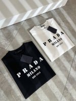 prad*A普*达2025春夏新款男女同款短袖T恤 最新款全网独家首上 ~既经典有时尚百搭 谁不爱啊 将经典再次展现 非常的耐看 自带低奢光环与辨识度 pr*D