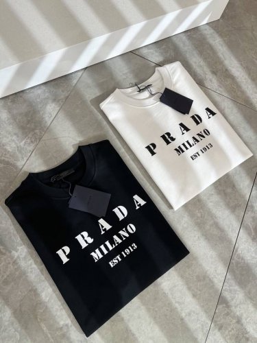 prad*A普*达2025春夏新款男女同款短袖T恤 最新款全网独家首上 ~既经典有时尚百搭 谁不爱啊 将经典再次展现 非常的耐看 自带低奢光环与辨识度 pr*D