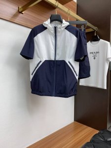 套 迪奥 M-3Xl 25年春夏新款休闲短裤 套装 干净利落剪裁 都市风十足 采用精纺梭织速干面料手感软糯干爽 上身效果挺括有型 五金精致 商务休闲非常好看如此