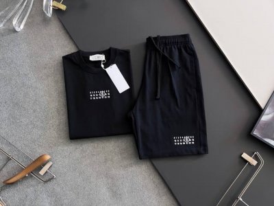 套装Mm6、 2025春夏新款男女同款短袖T恤！Logo刺绣设计！极具设计精选客供100%全棉面料，手感柔软亲肤，着身舒适透气性都无法挑剔，实物绝对会让你爱不释