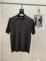 普拉达。顶级品质 2025春夏新品针织短袖，桑蚕丝+针织面料，手感柔软。顶级进口私货，时间设计潮流短袖针织衫，不失奢华 品质毋庸置疑 上身效果超赞，奢华官网同款