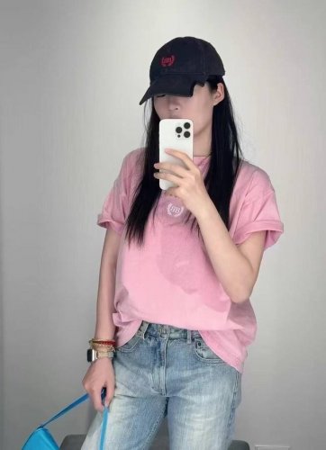 balenciag* 25Ss春夏新款 字母刺绣粉色圆领短袖T恤丨独家Yb开发！高版出品！个性独特又潮又酷 干净又清爽 满满的青春活力 真的狠难不爱啊！俏皮感十