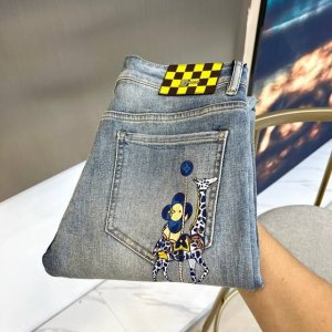 LV、25Fw早春新品男士彩绘印花牛仔裤。水墨水洗弹力超柔牛仔裤，男款标志性Logo字母印花经典五口袋修身小脚牛仔长裤！品控与设计感均在线的重磅牛仔裤，品相绝对
