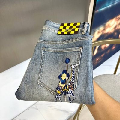LV、25Fw早春新品男士彩绘印花牛仔裤。水墨水洗弹力超柔牛仔裤，男款标志性Logo字母印花经典五口袋修身小脚牛仔长裤！品控与设计感均在线的重磅牛仔裤，品相绝对