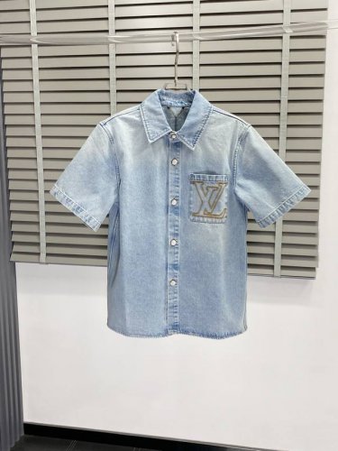 Louis Vuitton路易威登独家专供新款原单男士休闲春夏牛仔短袖外套 高端定制 高端版本 时尚百搭爆款进口面料 手感超柔软细腻 穿着亲肤舒适 高端精品 代