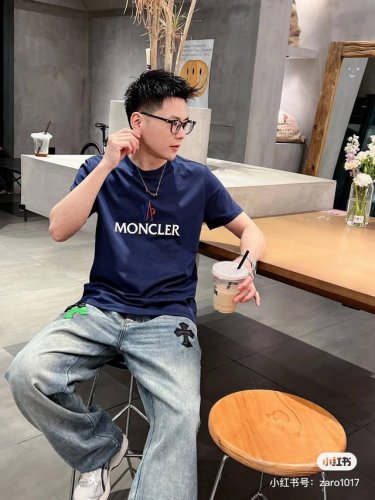 高版本 早春蒙口经典刺绣字母短袖T恤 男女同款 三标齐全 简单百搭 胸前经典万针刺绣工艺 绝佳的爆款 轻奢大气上档次 采用定制260克精紧赛棉盖棉纯棉面料 面料
