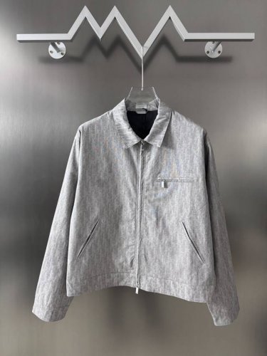 Dior 迪奥25新款Oblique 提花满印拉链夹克外套 通体饰以Oblique 印花，全新演绎Dio的经典图案。采用灰色和浅蓝色棉质牛仔布精心制作，胸前带有