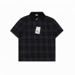 burberry巴宝莉Bbr 蓝格纹弹力混纺短袖Polo衫 选用三重黄金比例棉质混纺面料制成，棉纤维具有天然亲肤、柔软、吸水性强等特点。其结构特性保留了面料的透