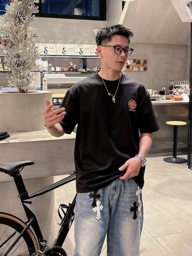 爱马仕 2025春夏新款首发专柜最新款短袖圆领T恤 高端订制 设计前卫时尚！品牌Logo重工艺设计 高端定制丝光云朵棉面料.手感柔软.穿着舒适.专柜级别精致车线