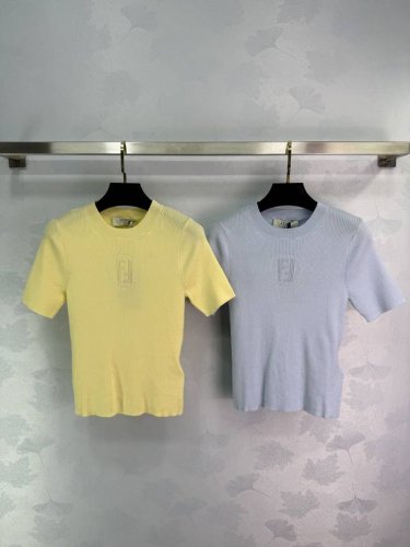 Fend*2025新款针织短袖 经典款，时尚复古超高级 超懂女人的心思，细腻柔软的手感上身舒服自然大方、上身温柔甜美～牢牢抓住穿搭精髓，显瘦又拉伸身材比例 单穿