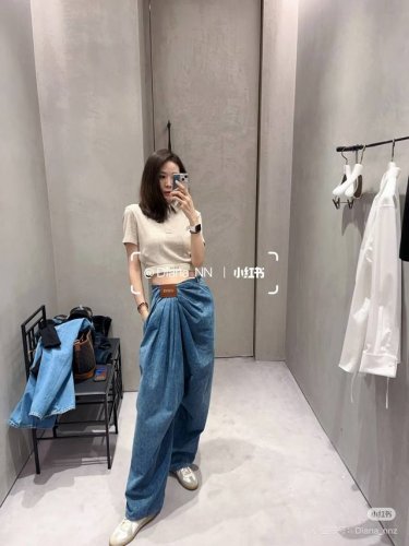 Loew* 25Ss春夏新款 立体裁剪工艺拼接皮牌原版开发！高版出品！超级有设计感，腰部褶皱设计，定制金色字母皮牌装饰，上身非常帅气 非常有个性 有调性 面料高