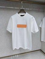 p210 Lv路易威登浮雕压花皮章针织短袖T恤 yb购入打版，采用320克双股精梳棉面料，精梳工艺去除了棉纤维中的短纤维和杂质，使纤维更加整齐、光滑，双股纱线结