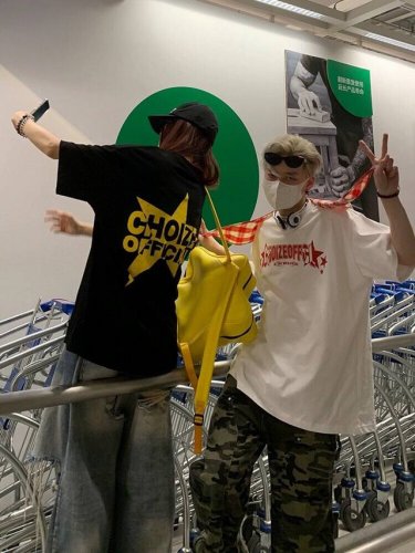 款号T1023 颜色：白 黑 尺码：S M L Xl 追求品质绝对保证质量！面料使用230G克双纱全棉毛圈面料，纹路清晰可见，质感柔软细腻光滑，垂感十足！绝不退