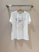 Dior *新款强烈推荐 这款T 恤以优雅Dior*美学为灵感、对休闲主义进行了精致演绎演绎、彰显高订风范和优雅风格。 采用白色棉质和亚麻混纺平纹针织面料精心制