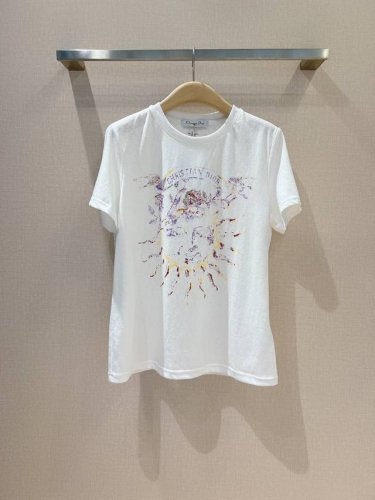 Dior *新款强烈推荐 这款T 恤以优雅Dior*美学为灵感、对休闲主义进行了精致演绎演绎、彰显高订风范和优雅风格。 采用白色棉质和亚麻混纺平纹针织面料精心制