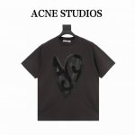 acne Studios 2025新品复古爱心涂鸦印花短袖T恤 宽松休闲的版型 中性可穿的风格 随性的耷拉袖口展现出慵懒的穿着方式 胸前正面双层大爱心徽标图案