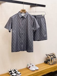 2025 夏季新款 Dior 迪奥 印花翻领短袖衬衣套装 高端版本 定制面料 透气舒适度高 细节无可挑剔 体现高品质 手感细腻柔软 呈现休闲裁剪 上身版型超好