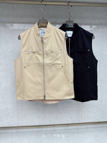 迪奥 25春夏新款背心外套。采用客供高密度精材质面料，软糯亲肤，抗皱立挺有型，品牌字母Logo，满满的时尚感；适合多种穿搭风格；一款不挑年纪的外套。码数：M-X
