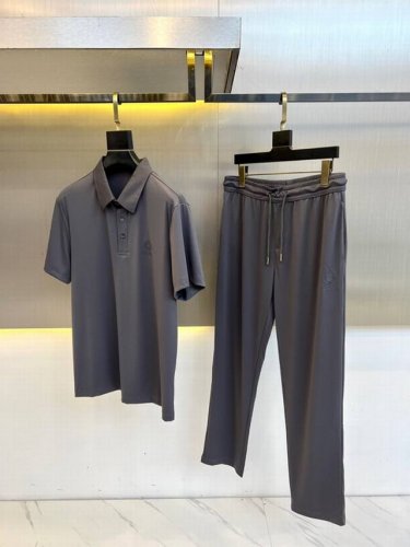 lp、25Ss春夏新品套装Polo短袖+卫裤进口四面弹力速干面料，内里包边走线均匀细致，密而不乱彰显大厂做派。面料，柔软细腻，挺阔舒适。细腻好穿易打理干爽透气不