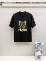 ff芬迪高定面料 2025春夏新品上市时尚经典圆领短袖时尚单品设计，更加时尚舒适，高标准定制，上身非常有型，采用重磅280G双纱精梳棉材质 面料质感非常细腻，细