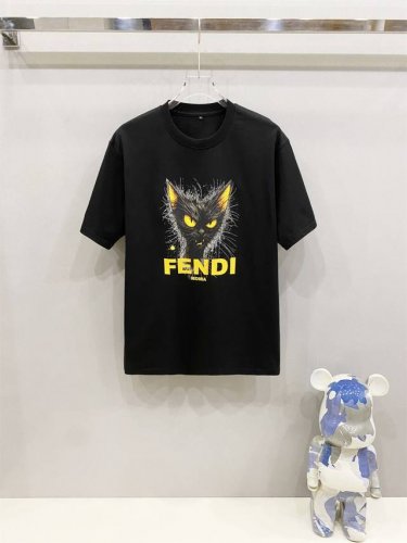 ff芬迪高定面料 2025春夏新品上市时尚经典圆领短袖时尚单品设计，更加时尚舒适，高标准定制，上身非常有型，采用重磅280G双纱精梳棉材质 面料质感非常细腻，细