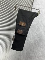 lv‘’休闲裤 西裤2025Ss春夏新款 高级定制裤子专用面料 定制原版五金 重工工艺打造 车工走线精细 定制面料 柔软舒适 质感显著 辅料精美 上身效果超赞