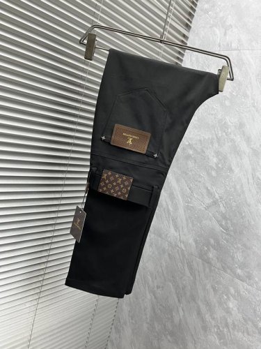 lv‘’休闲裤 西裤2025Ss春夏新款 高级定制裤子专用面料 定制原版五金 重工工艺打造 车工走线精细 定制面料 柔软舒适 质感显著 辅料精美 上身效果超赞