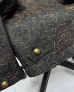 细节图# Louis Vuitton 路易威登X联名添柏岚款重工刺绣Lv拼接棕色灯芯绒翻领外套夹克 秋冬秀场的 Lv Arabesque 图案，为 Monogr