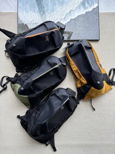 好货来报道啦！大乌家户外徒步登山背包、一定要自留的款！Gw卡纸价2110+ 、是不是好货大家看细节即可！网状+海绵结构的背板，既具有支撑性，同时还很透气，均衡了